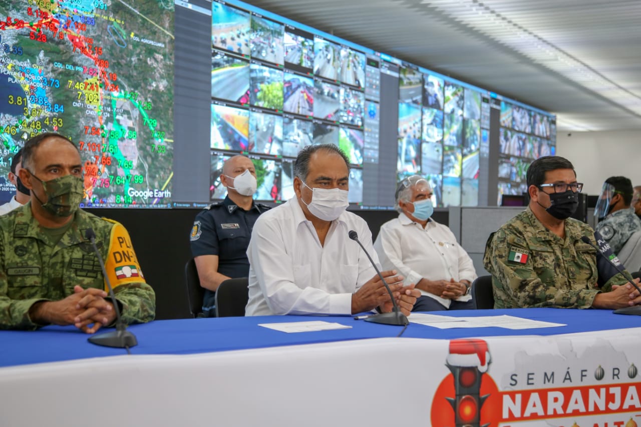 Enfermeros y Médicos están a todo lo que dan en hospitales enfermos de Covid. Hagamos un poco más protegernos, cuidarnos, no enfermarnos para no saturarlos ni llegar allá.