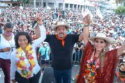 Con Evelyn y Miles de Acapulqueños celebran en el Zócalo su triunfo como gobernadora entre vivas y vítores.