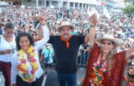 Con Evelyn y Miles de Acapulqueños celebran en el Zócalo su triunfo como gobernadora entre vivas y vítores.