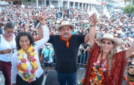 Con Evelyn y Miles de Acapulqueños celebran en el Zócalo su triunfo como gobernadora entre vivas y vítores.