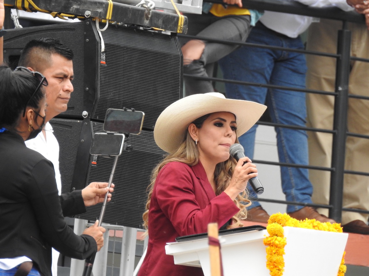 Evelyn       LOGRAMOS VENCER A LA MADRE DE TODAS LAS BATALLAS LA GOBERNADORA ELECTA           Salgado Pineda, por fin recibió su Constancia de Mayoría.