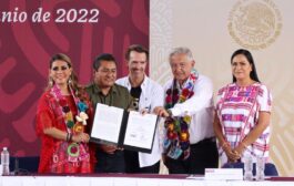 Amlo y Evelyn por Teletón firman Convenio para construcción del Centro de Rehabilitación Integral en Tlapa de Comonfort.