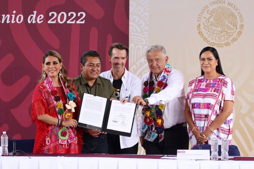 Amlo y Evelyn por Teletón firman Convenio para construcción del Centro de Rehabilitación Integral en Tlapa de Comonfort.