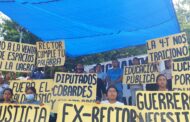 Protesta por la Educación de la UAGro (recordaron el 12 de oct, masacre española); inclusión gratuita demandan en el Ayuntamiento Acapulco.