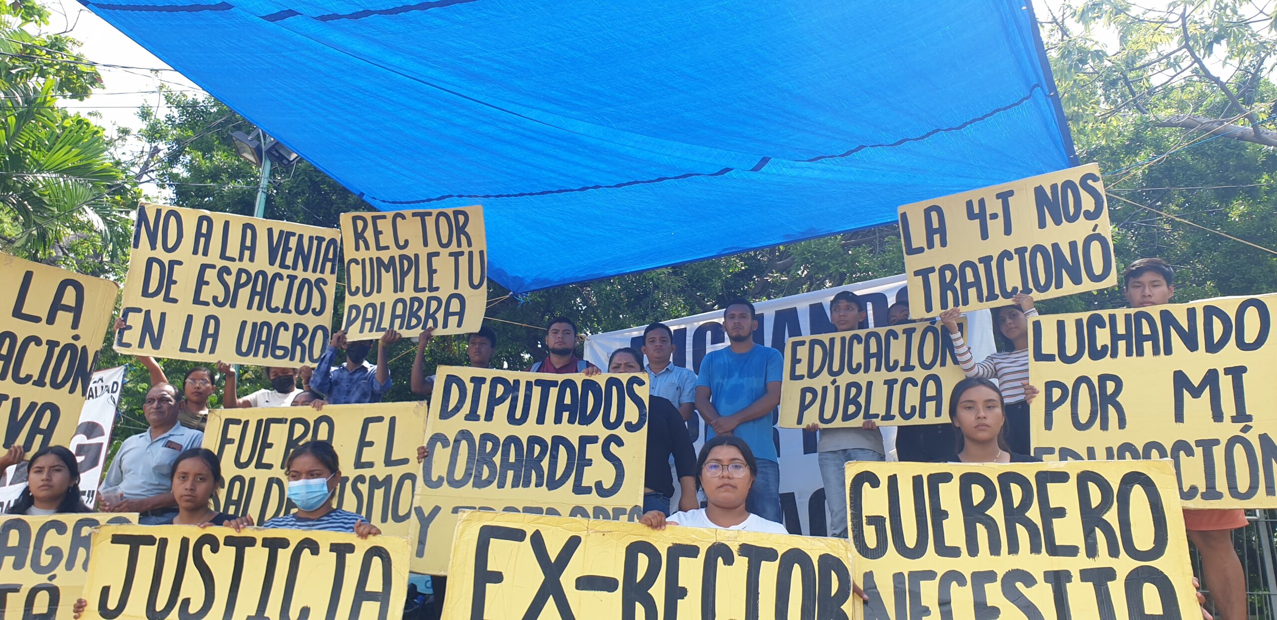 Protesta por la Educación de la UAGro (recordaron el 12 de oct, masacre española); inclusión gratuita demandan en el Ayuntamiento Acapulco.