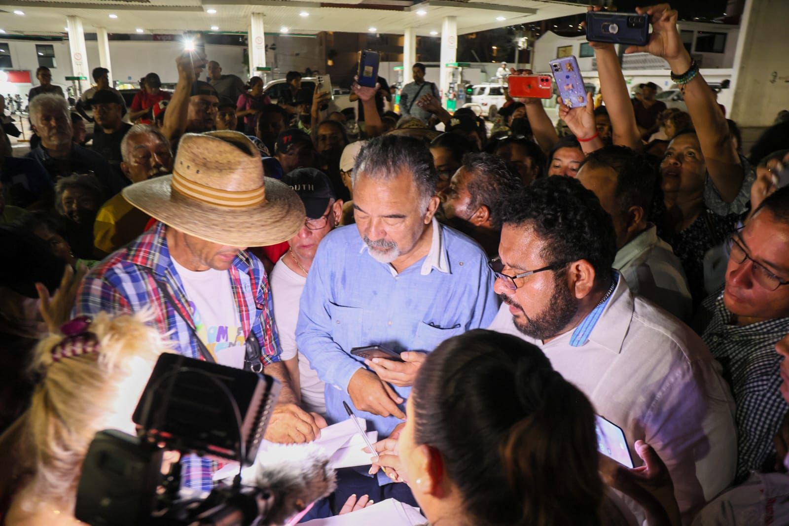 Logran Gobierno Estatal y Federal acuerdo con manifestantes, liberan la Costera en Acapulco, ayer noche.