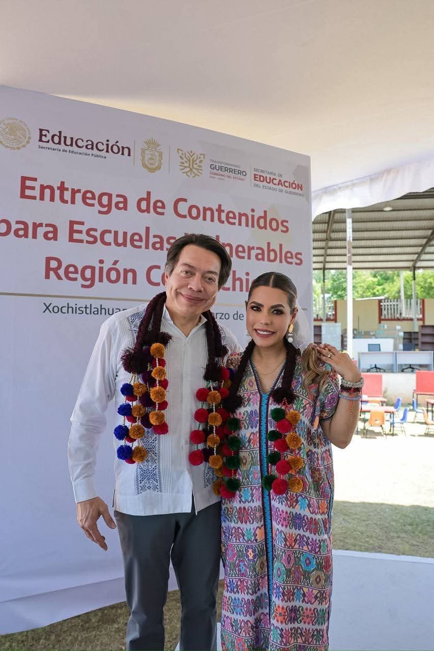 En Lengua Materna ENTREGA DE LIBROS Con Mario Delgado Carrillo, SEP y Evelyn Salgado Pineda Libros Gratuitos y su compromiso con una educación incluyente, que abrace nuestras lenguas y con sentido social